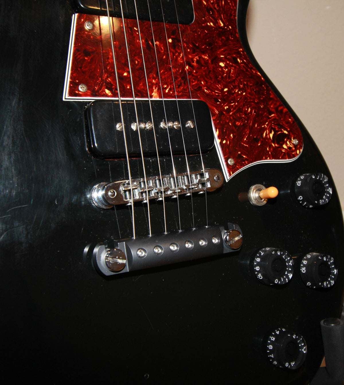 Angled view of locking black aluminum stopbar installed on Les Paul